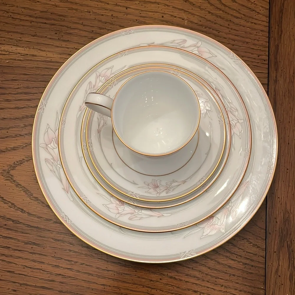 Noritake Jenna 12 five piece settings and oval vegetable‎ bowl